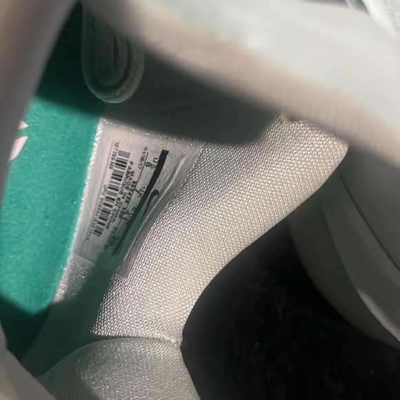 Gently used shoes for men Kobe Bryant green and black looks new well kept - Picture 6 of 9